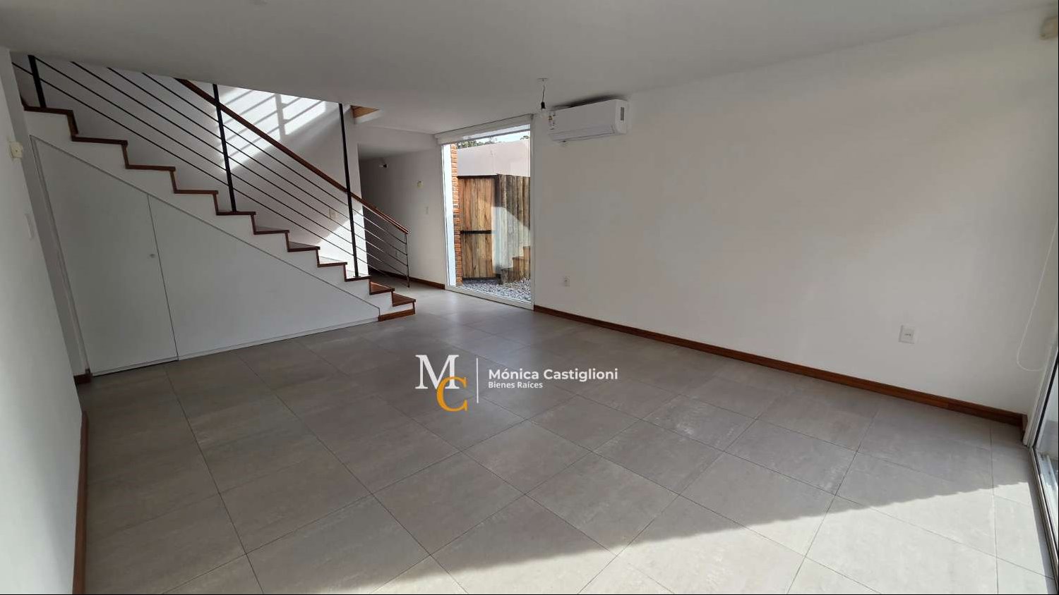 Casa en alquiler de 3 dormitorios con jardín y parrillero. Piscina. Barrio San Nicolas. Seg.24 horas · Foto 6