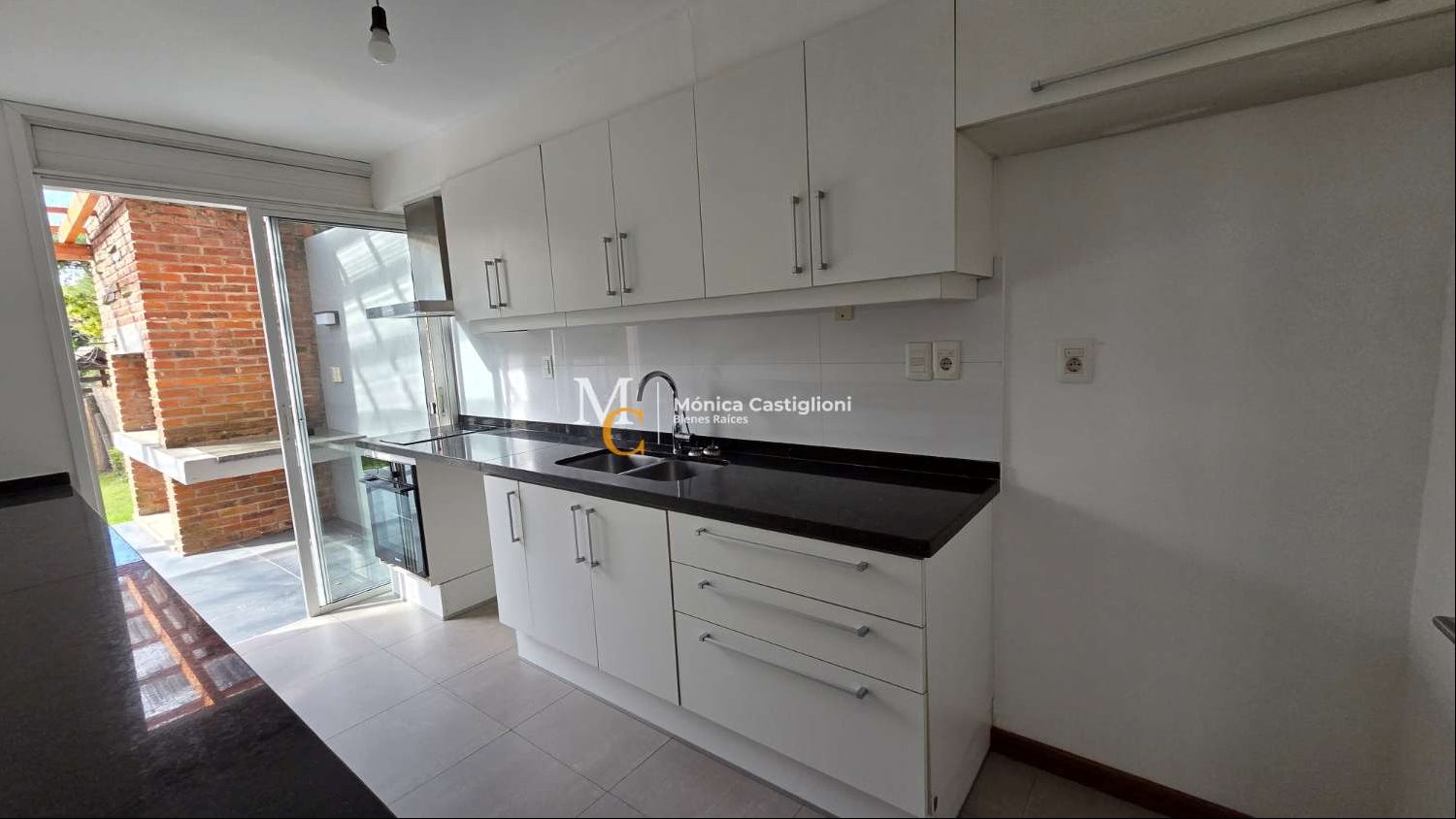 Casa en alquiler de 3 dormitorios con jardín y parrillero. Piscina. Barrio San Nicolas. Seg.24 horas · Foto 8