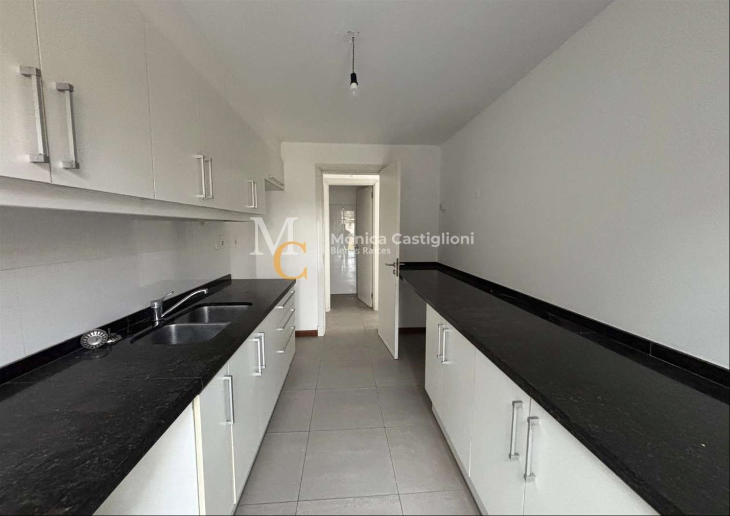 Casa en alquiler de 3 dormitorios con jardín y parrillero. Piscina. Barrio San Nicolas. Seg.24 horas · Foto 7