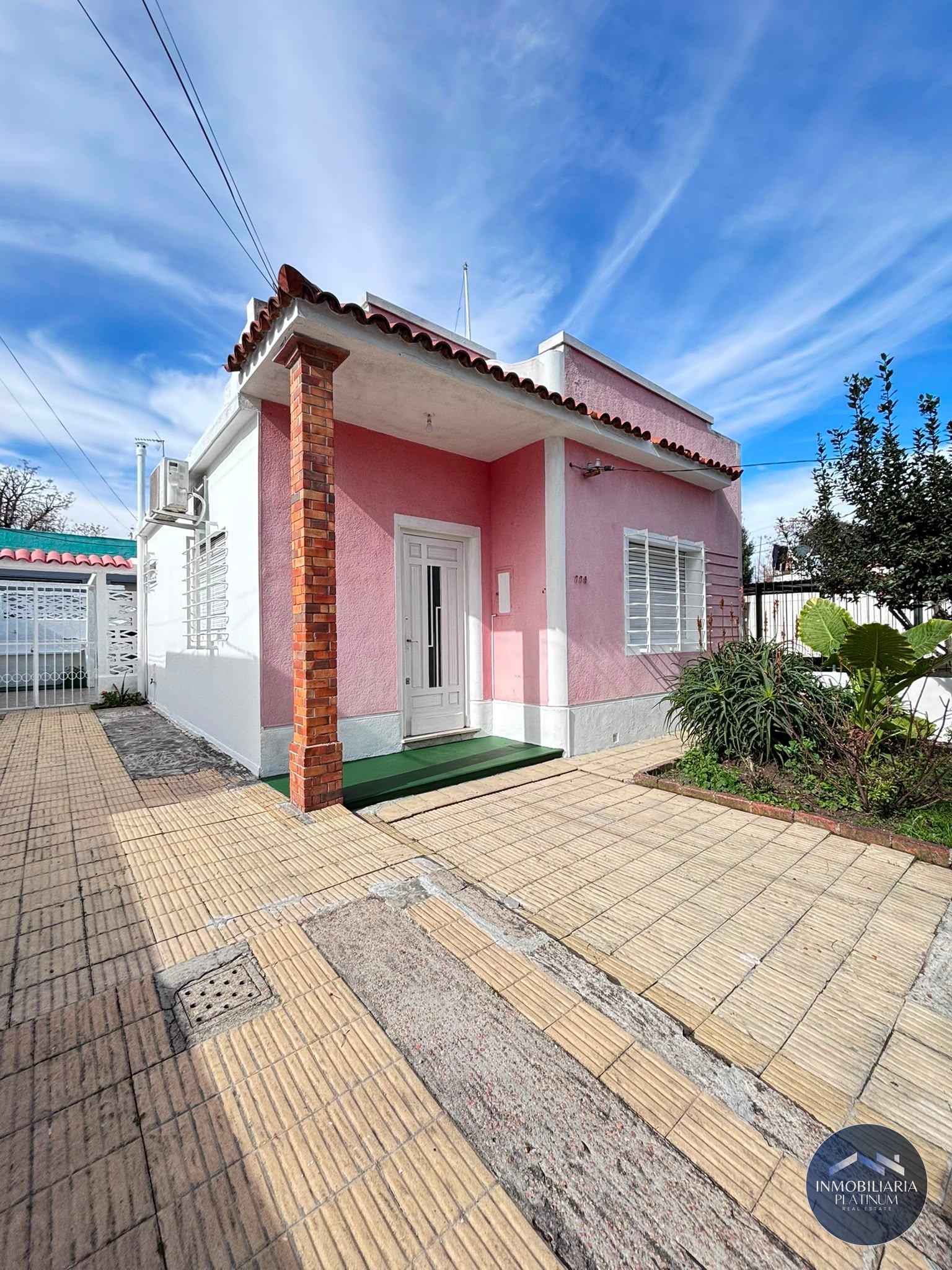 Casa en alquiler c/ cochera en La Teja
