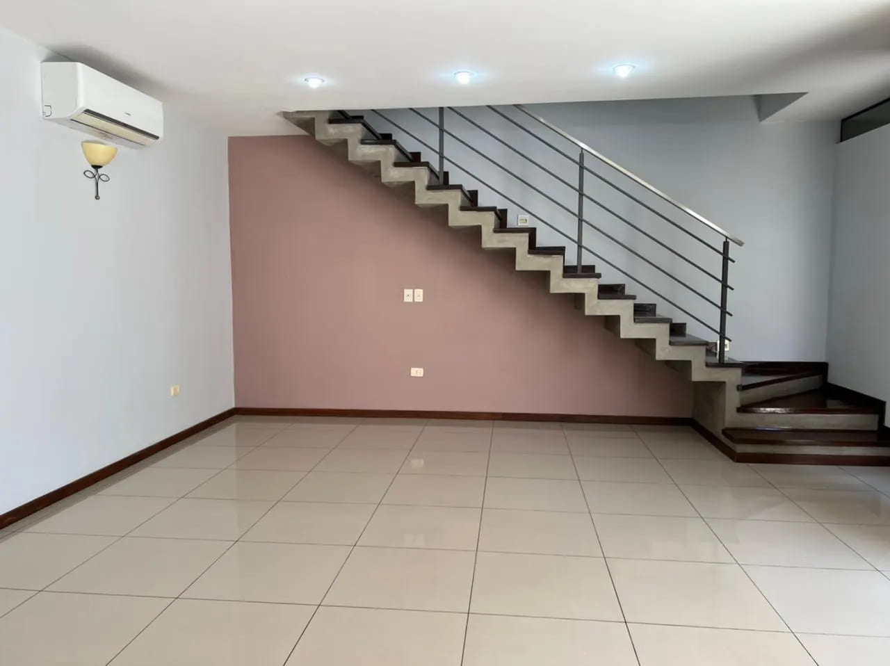 ALQUILO DUPLEX EN HERRERA DE 3 DORMITORIOS, UNA EN SUITE — foto 3