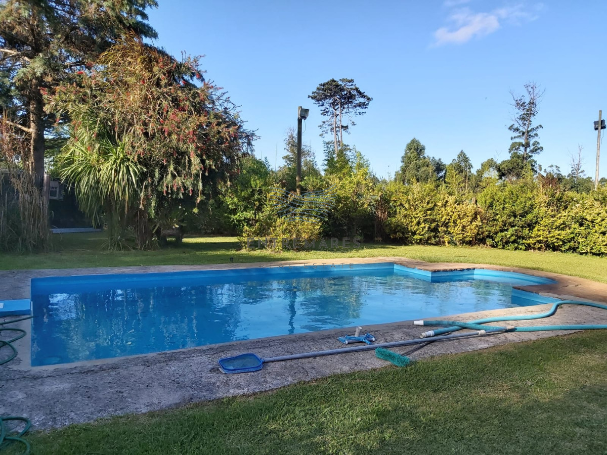 Hermosa casa en venta en Beverly Hills de 5 dormitorios con piscina y parrillero