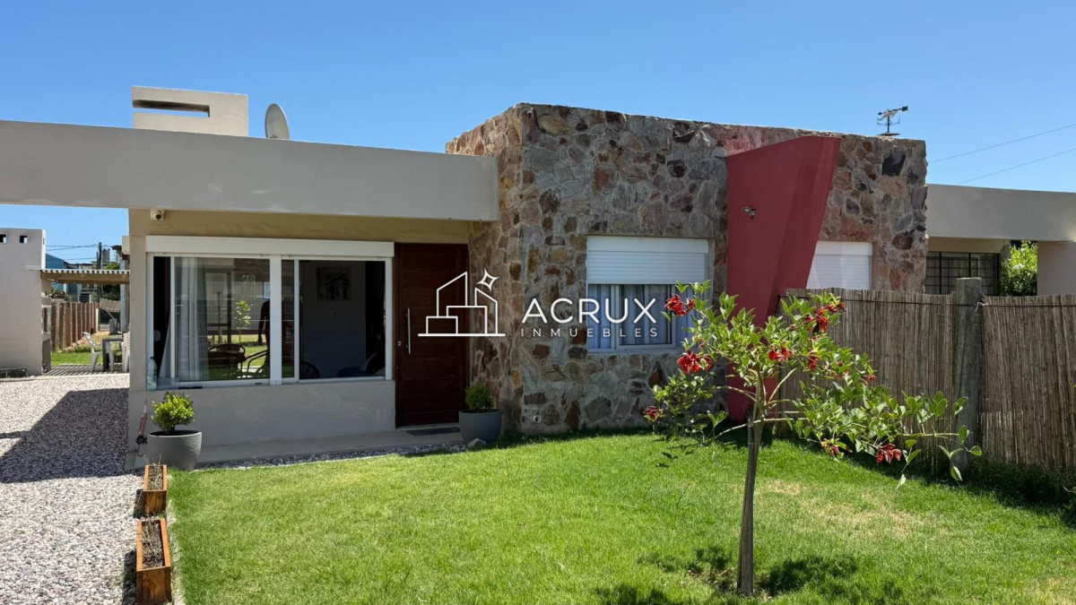 En alquiler Anual Casa a media cuadra de la playa 2 dormitorios