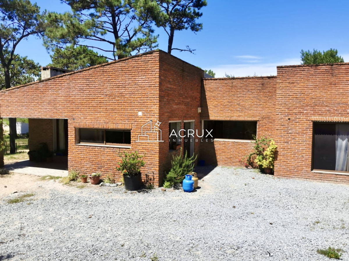 Casa de 3 dormitorios de construcción sólida. En venta!
