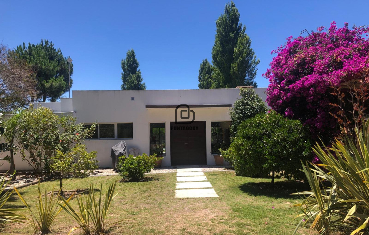 Casa en barrio privado , cerca de colegios