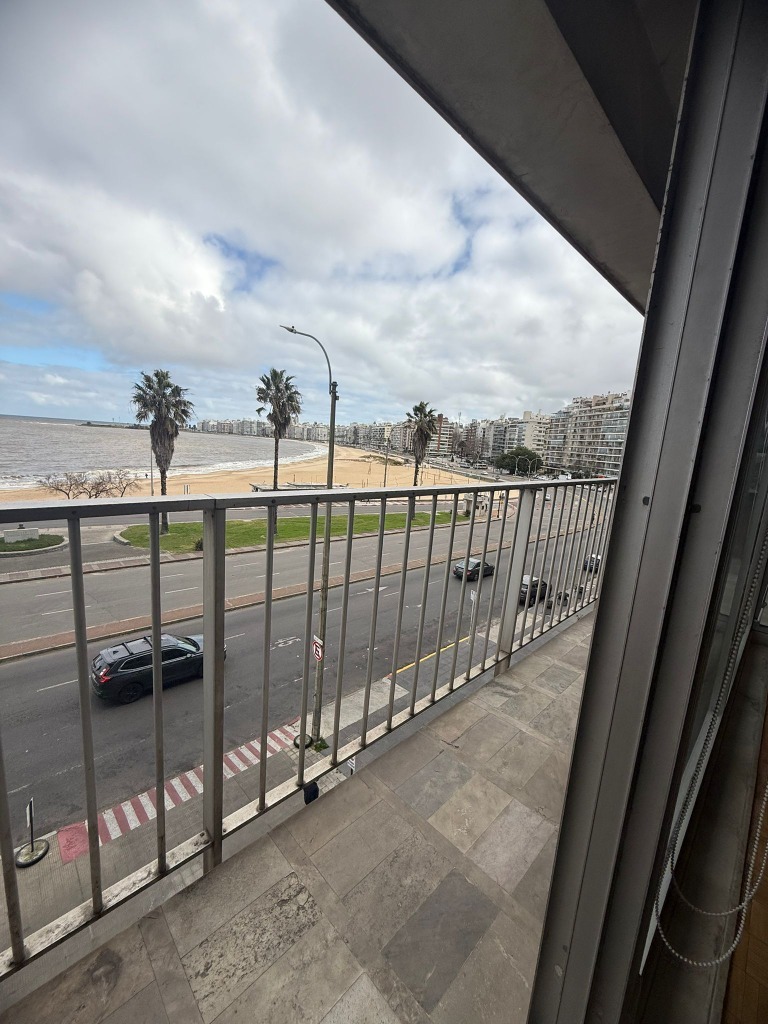 Alquiler Apto/Frente a rambla de Pocitos/3 dormitorios/3 baños/Balcón/Garagr