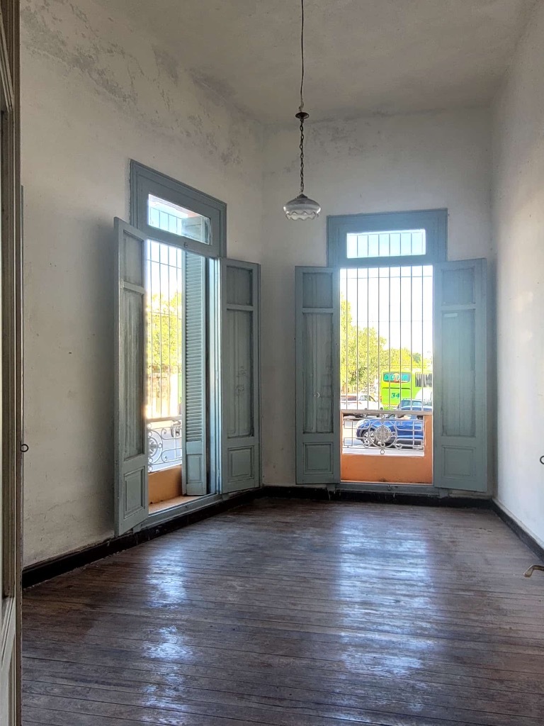 Casa 100m2, 3 dormitorios y altillo, sobre Av en Reducto, SIN GC