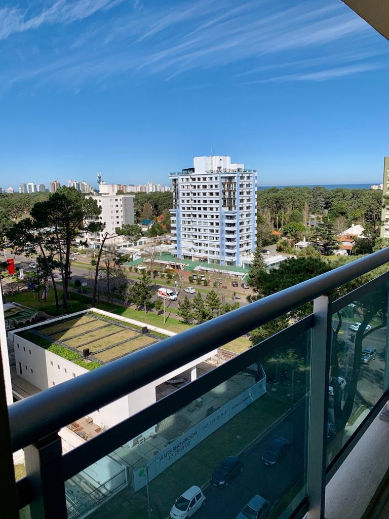 Alquiler ANUAL, Apartamento 2 dorm, Piso 10, Gym, Piscina, COCHERA FIJA