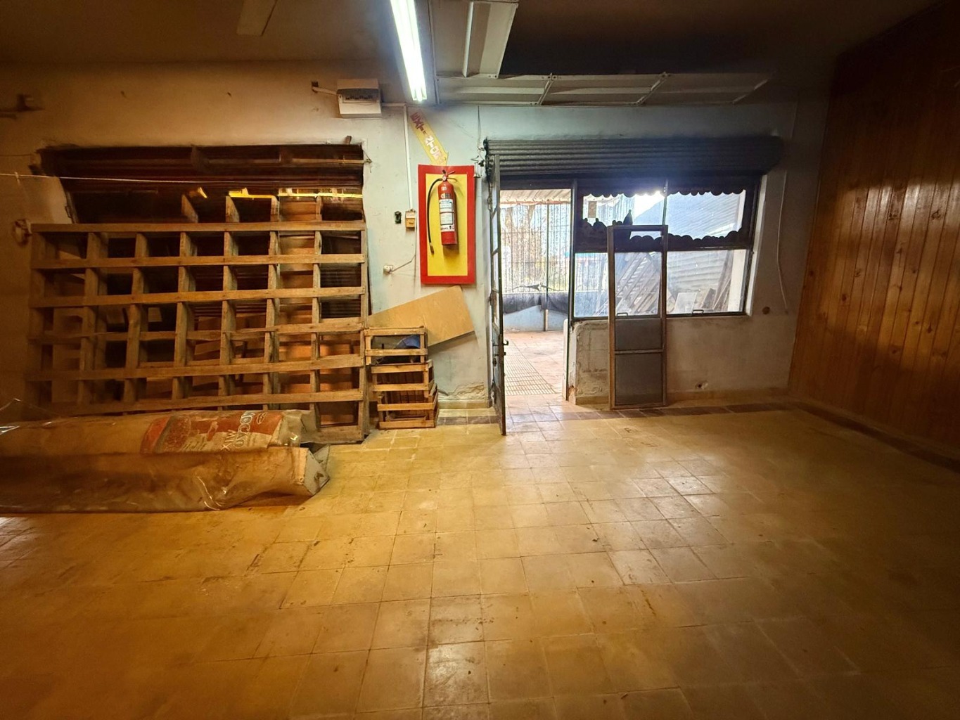 Alquiler amplio local Comercial al frente en Las Acacias 92 m2 · Foto 3