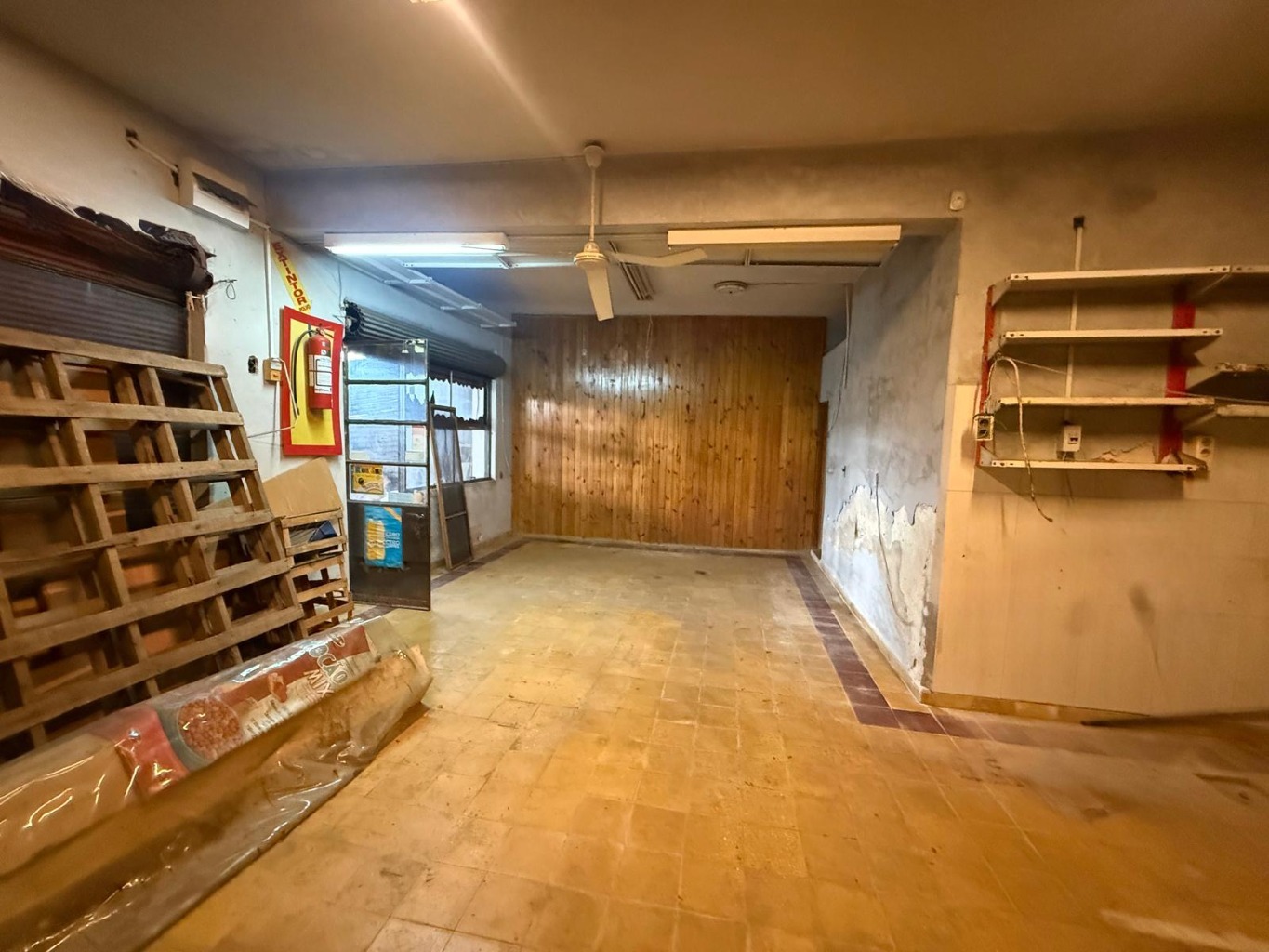 Alquiler amplio local Comercial al frente en Las Acacias 92 m2 · Foto 2