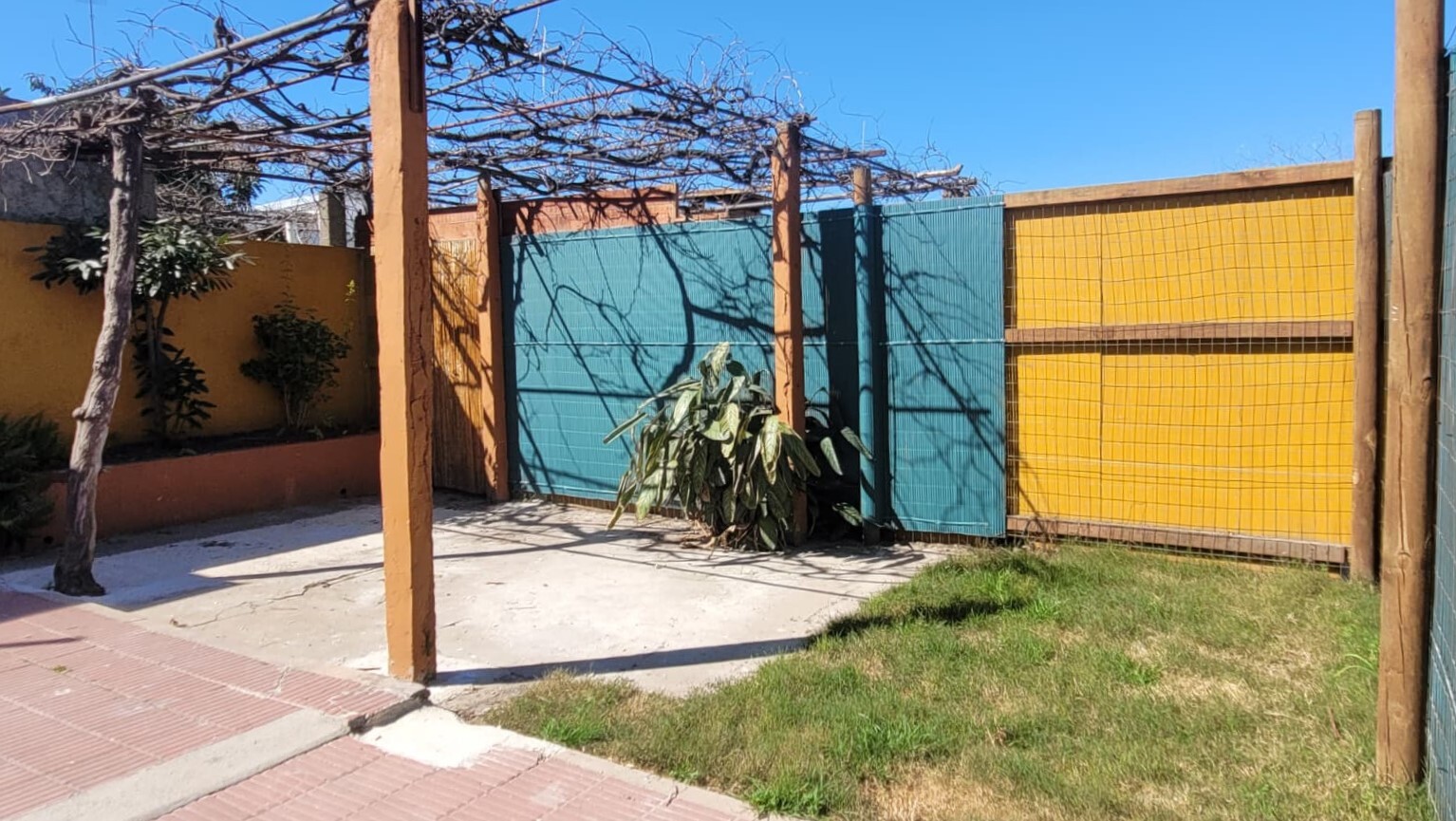 ALQUILER APARTAMENTO TIPO CASA, 2 DORMITORIOS, JARDÍN ANTEL ARENA VILLA ESPAÑOLA