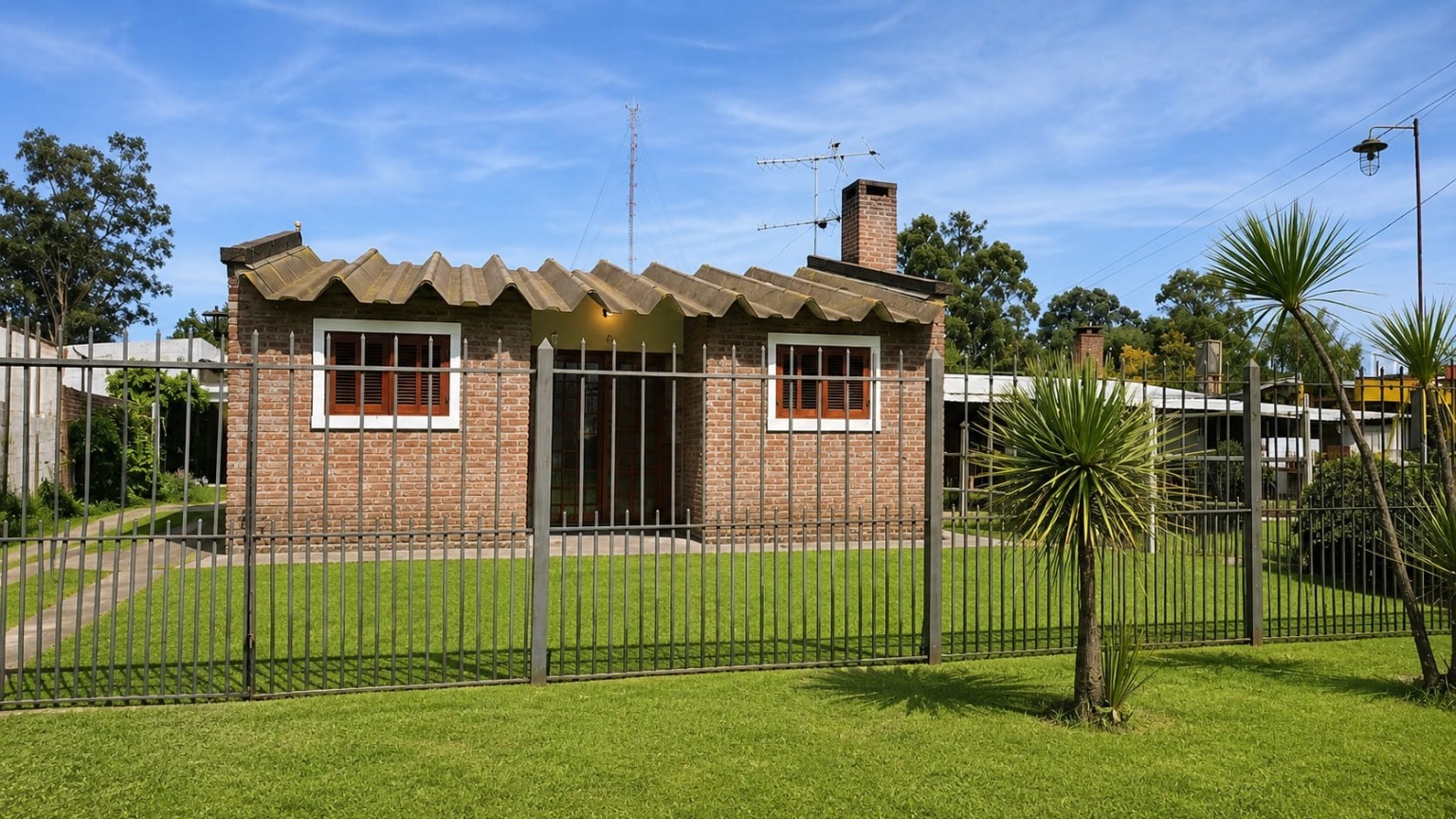 Venta casa 2 dormitorios 625m terreno lado Sur a 1 de la inter