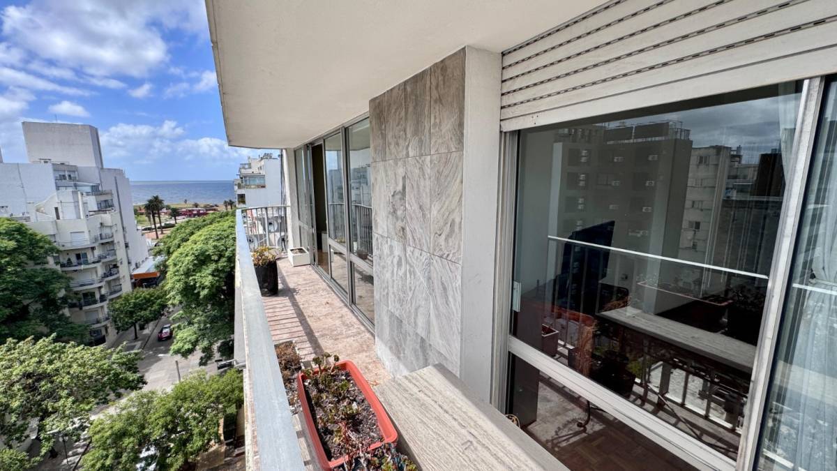 Apto PISO ENTERO a mts de Rambla de Punta Carretas + GARAGE c/ balcon