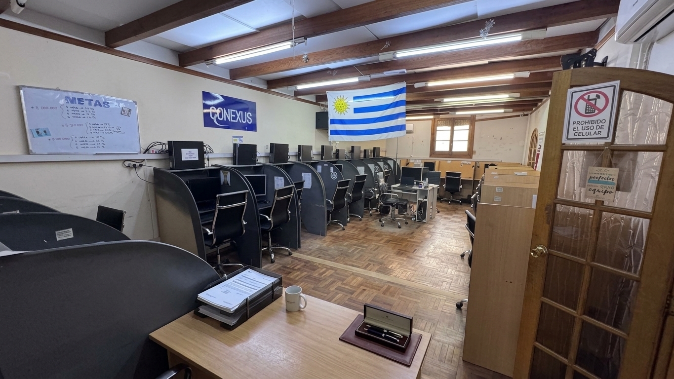 Oficina SIN GC/4 ambientes en Ciudad vieja/mt Rambla/Gran potencial comercial · Photo 5