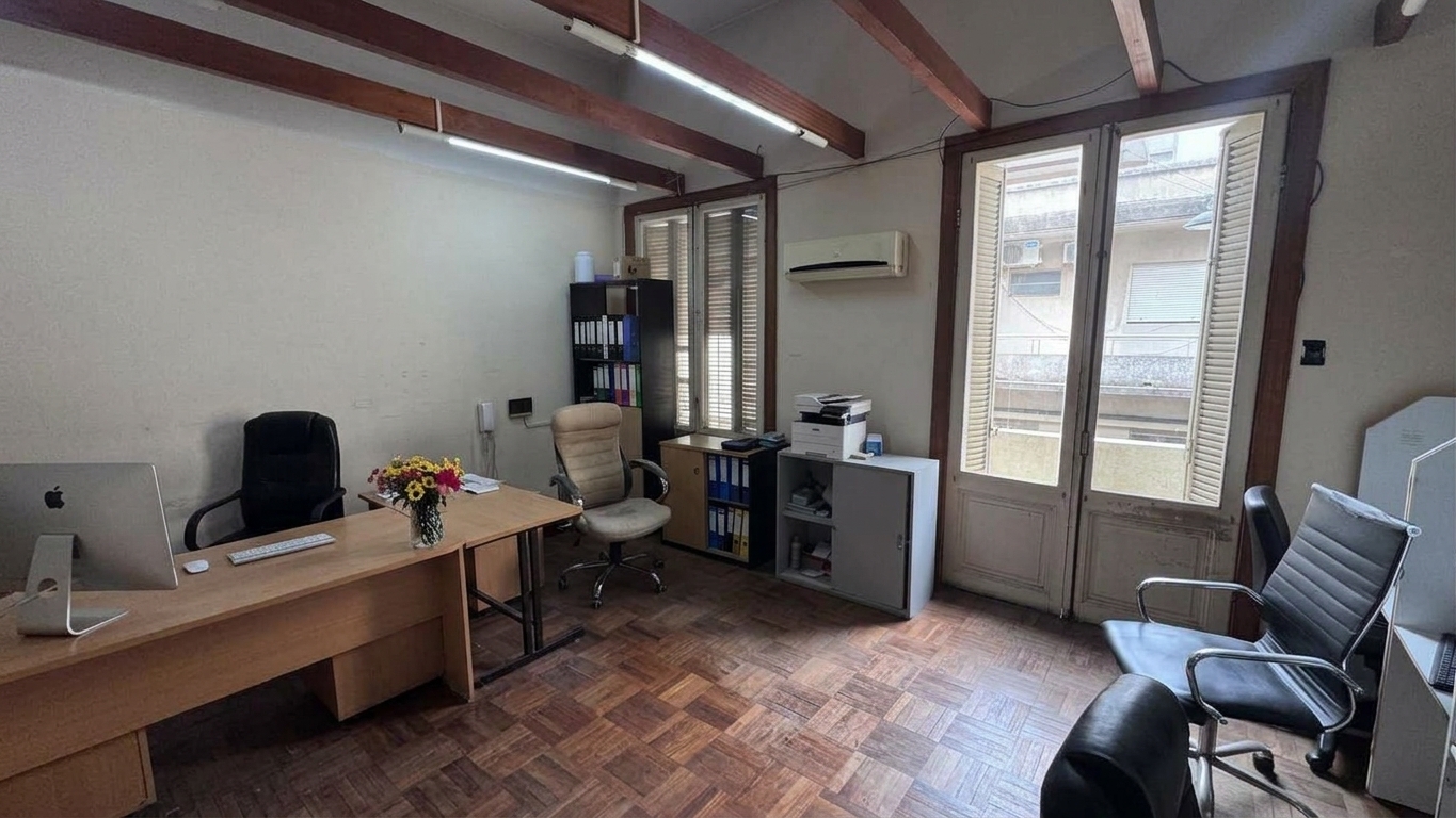 Oficina SIN GC/4 ambientes en Ciudad vieja/mt Rambla/Gran potencial comercial · Photo 4