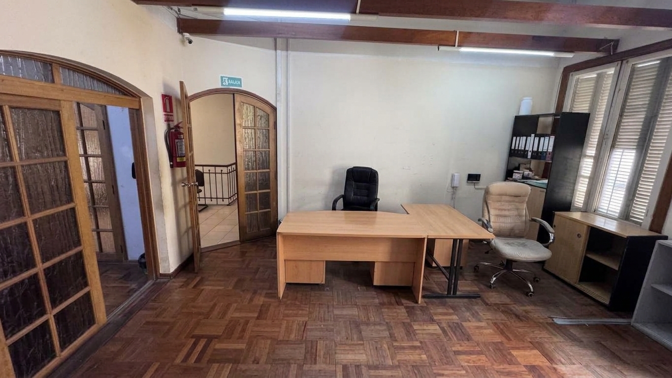 Oficina SIN GC/4 ambientes en Ciudad vieja/mt Rambla/Gran potencial comercial · Photo 4