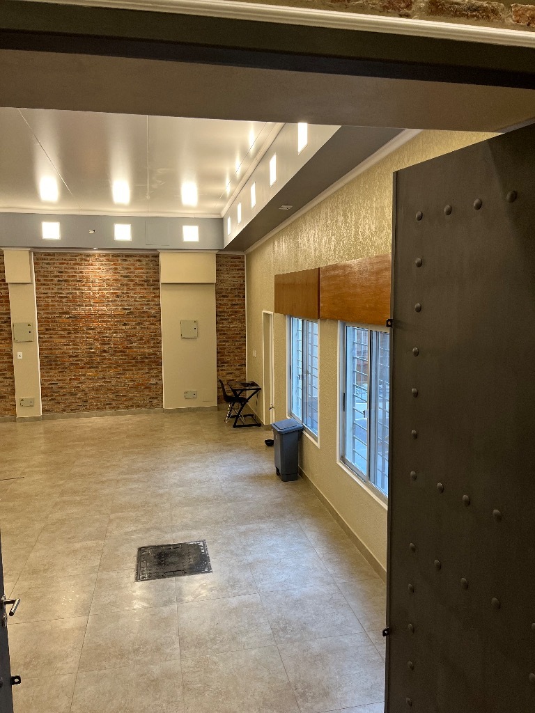 Local comercial 700m2 a estrenar, equipado para fiesta, Entrada para camiones