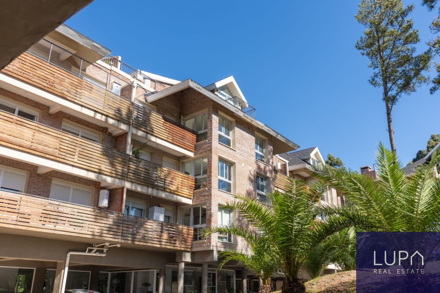 Apartamento en alquiler de 3 dormitorios c/ patio y cochera en Haras del lago