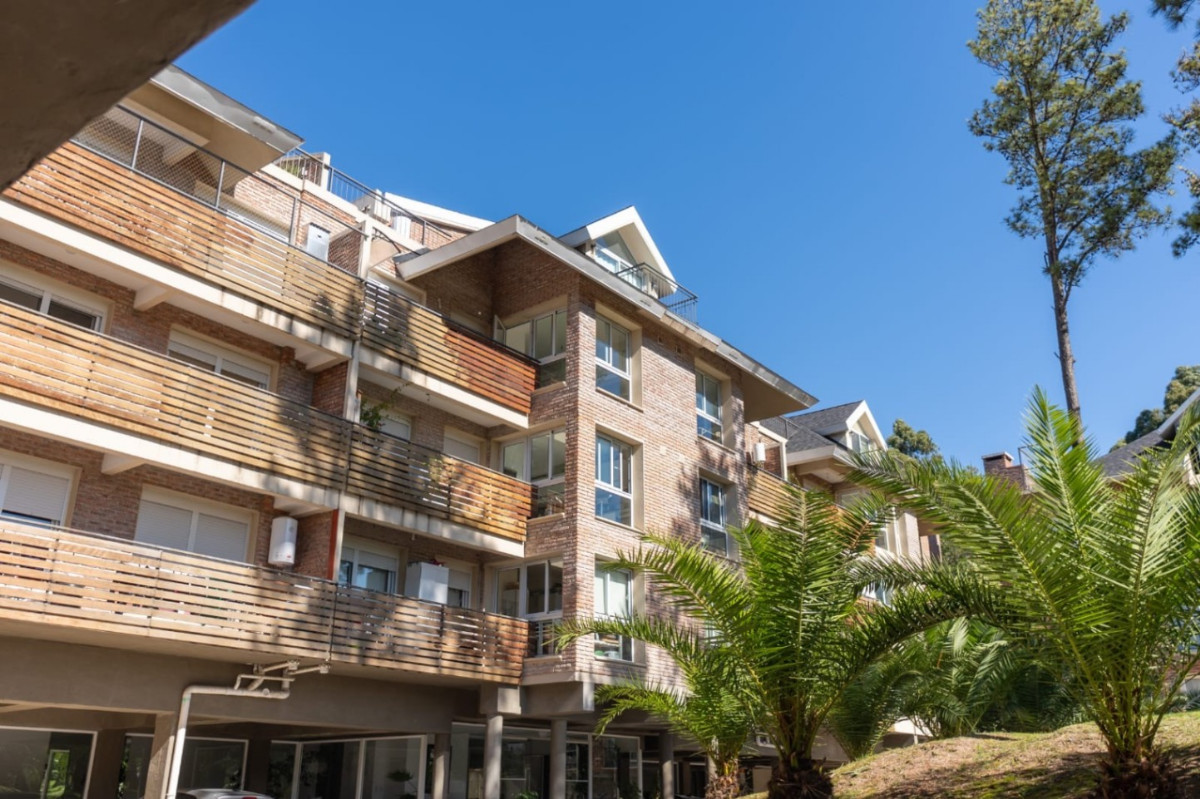 Apartamento en alquiler de 1 dormitorio y cochera en Haras del lago