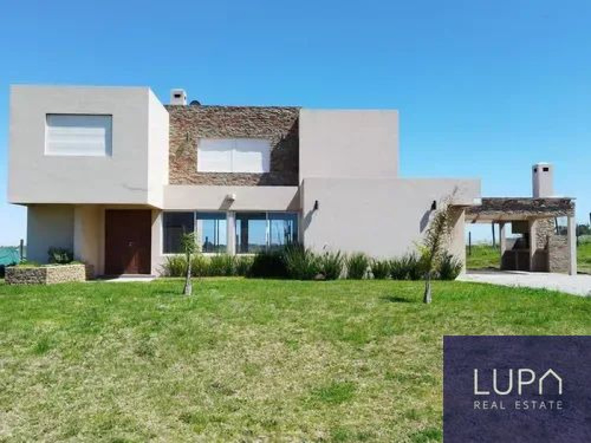 Casa en alquiler de 4 dormitorios c/ cochera en Barrio Colinas De Carrasco
