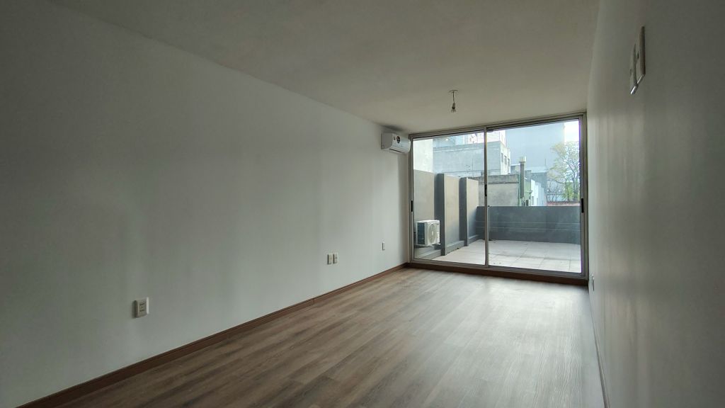 Apartamento de 1 dormitorio con patio de uso exclusivo y garaje en venta en Tres Cruces