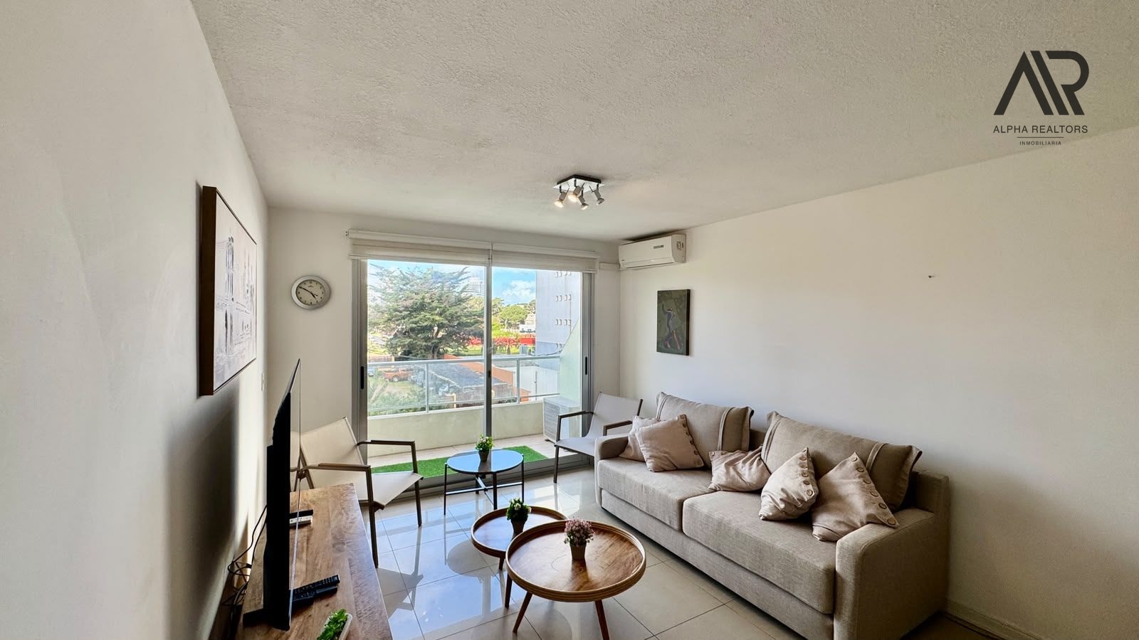 Apartamento en alquiler c/ cochera en Playa Mansa · Foto 2