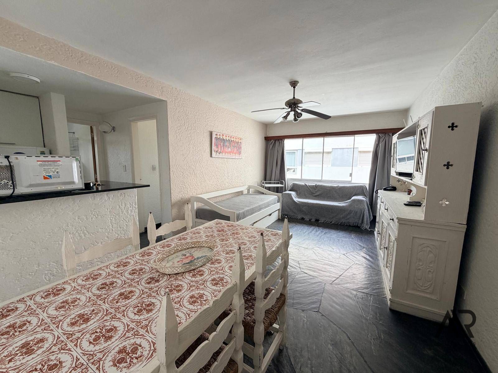 Apartamento en alquiler c/ cochera en Playa Mansa · Foto 2