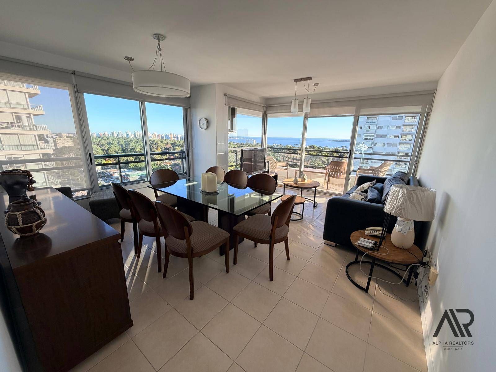 Apartamento 3 dormitorios en alquiler c/ cochera en Cantegril vista al mar · Foto 2
