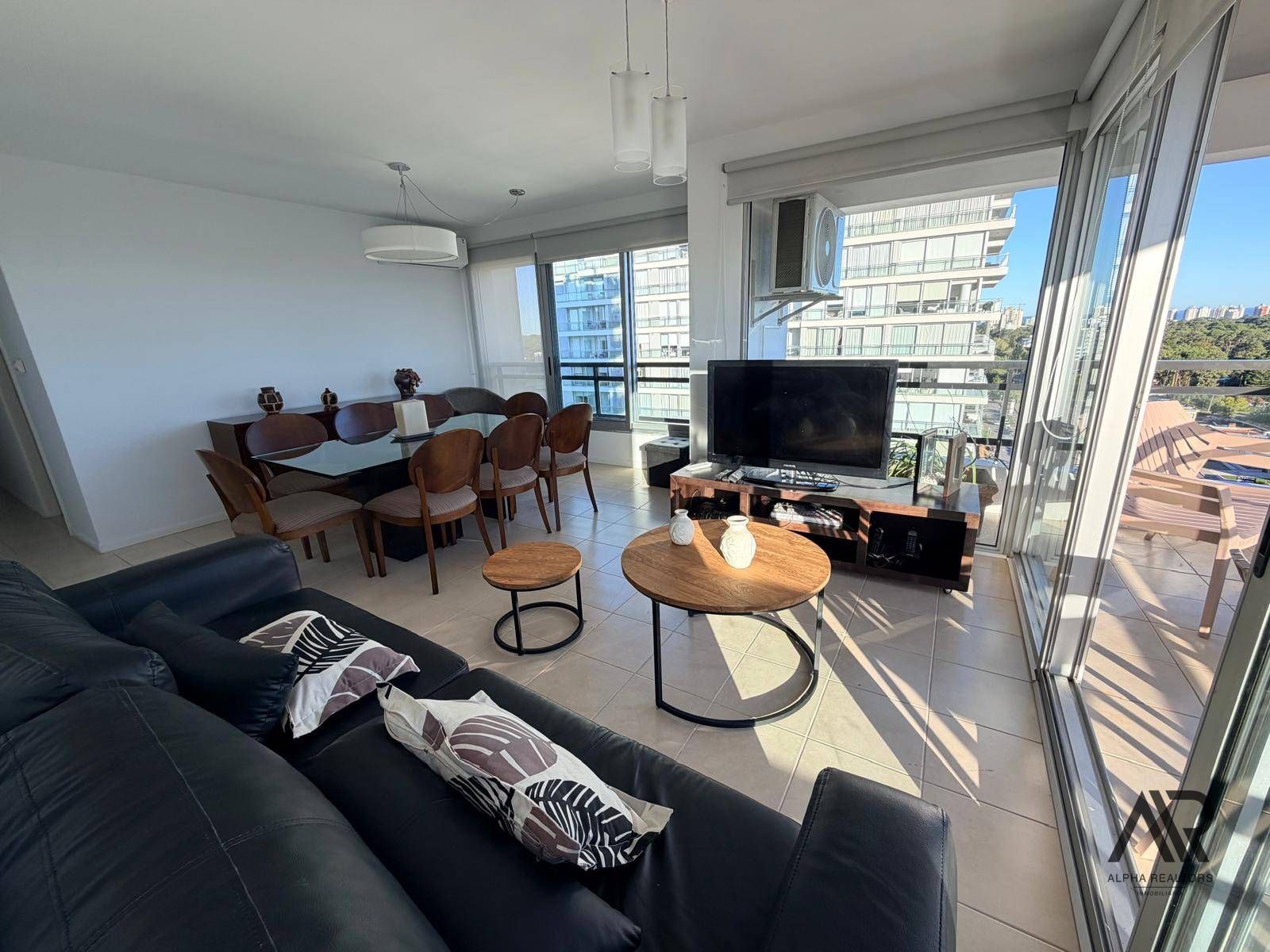 Apartamento 3 dormitorios en alquiler c/ cochera en Cantegril vista al mar · Foto 3