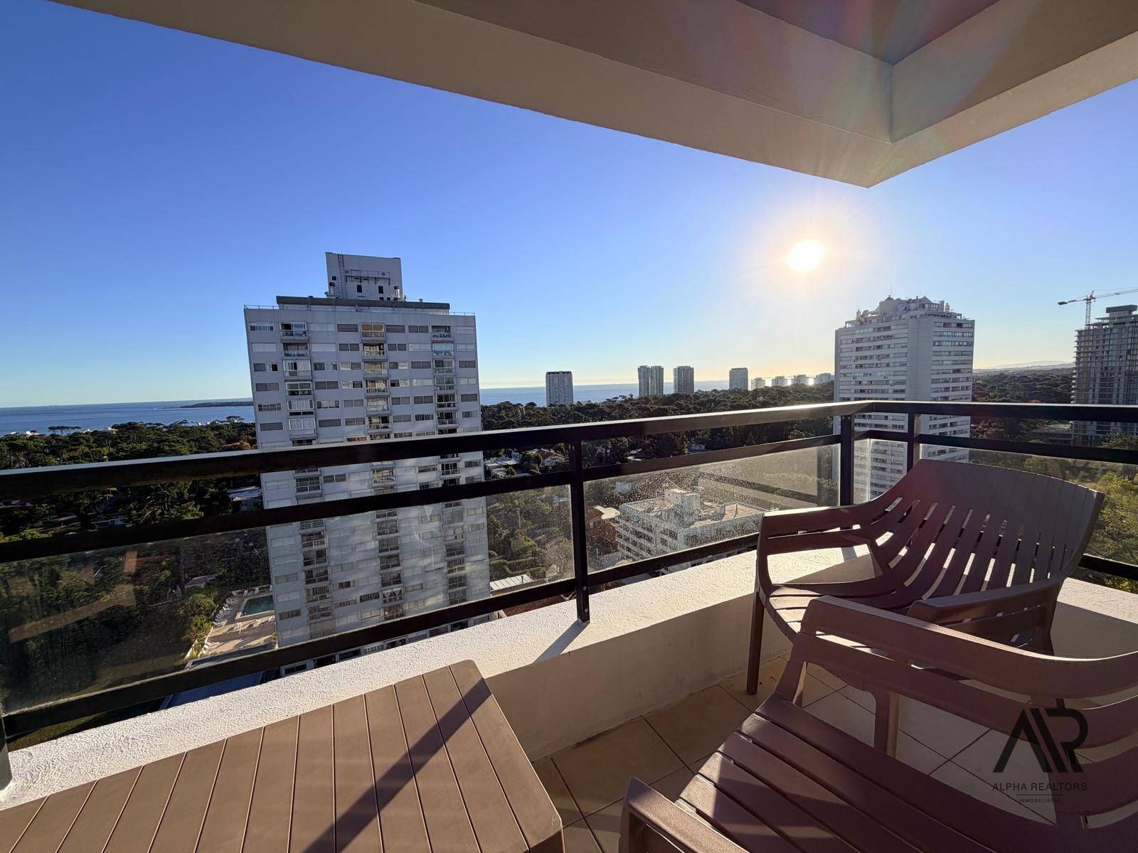 Apartamento 3 dormitorios en alquiler c/ cochera en Cantegril vista al mar · Foto 8