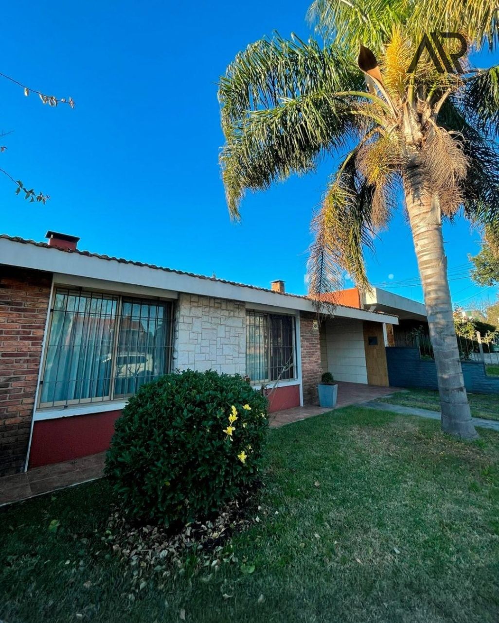 Casa en venta c/ cochera en Paysandú - foto 1