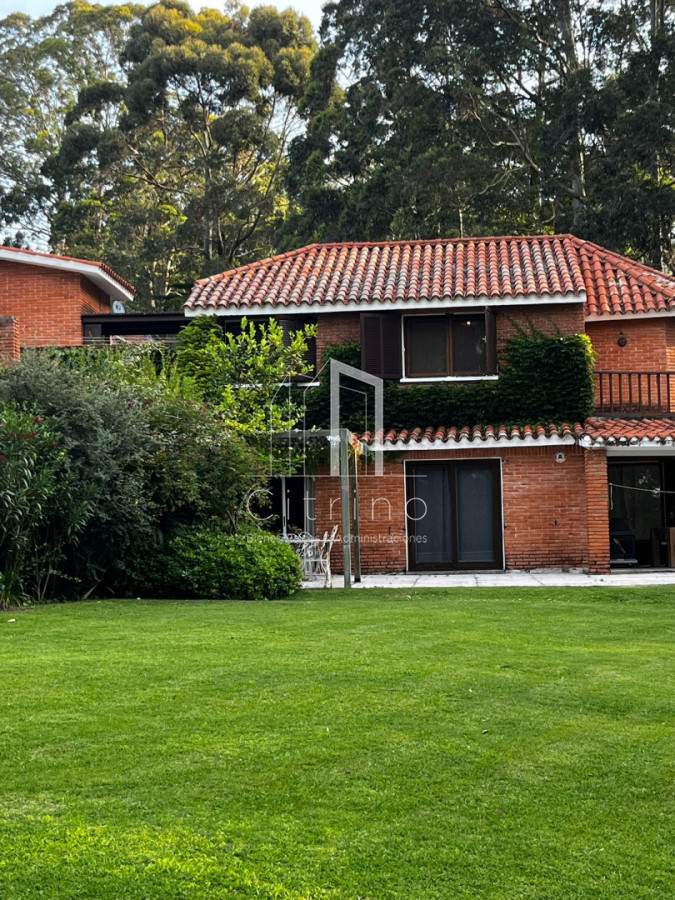 Alquiler anual Casa 3 dormitorios en barrio privado Punta del Este