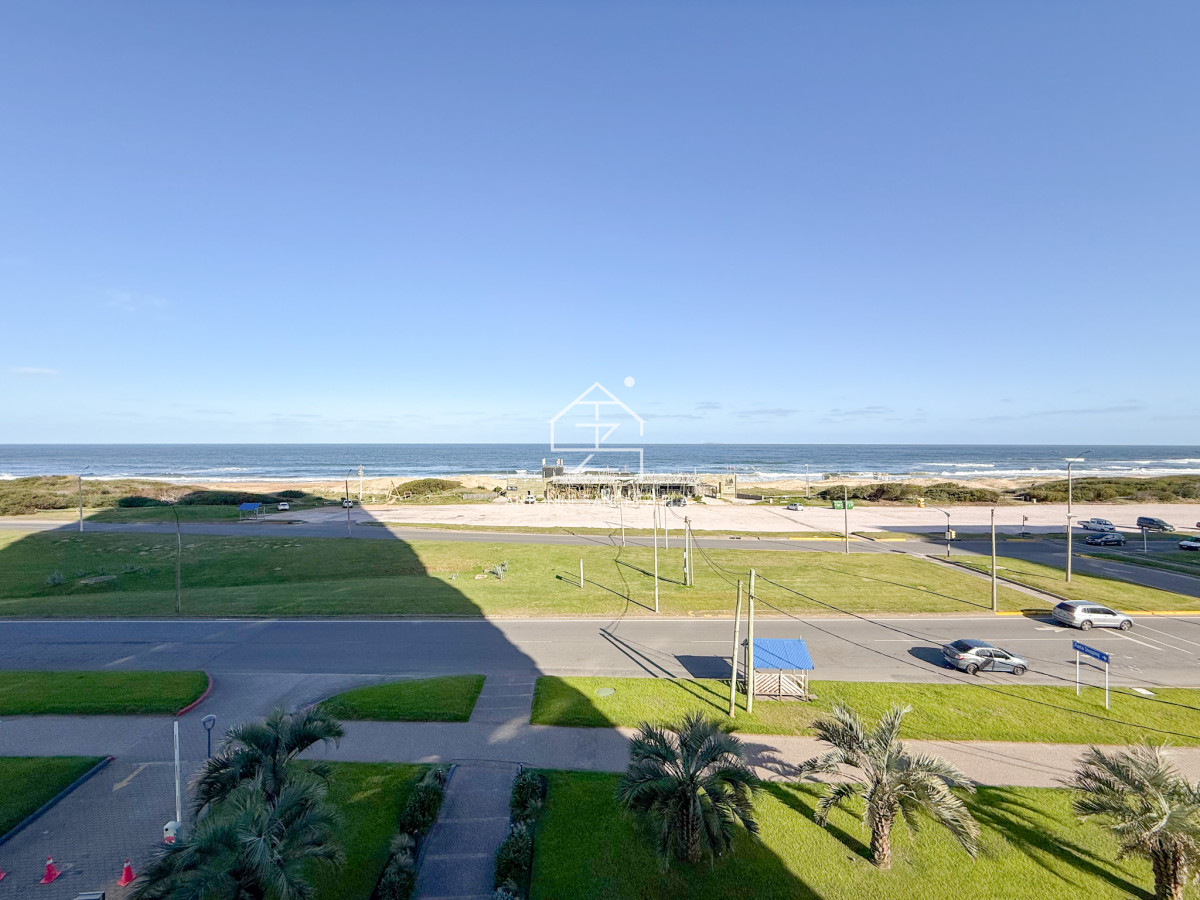 Luminoso y cómodo apartamento en primera linea Playa Brava