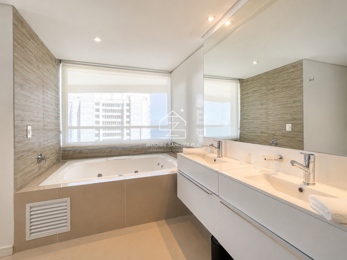Espectacular Penthouse Duplex con 4 Dormitorios + Dependencia y Terraza con Parrillero, en torre premium de Playa Brava, Punta del Este · Foto 12