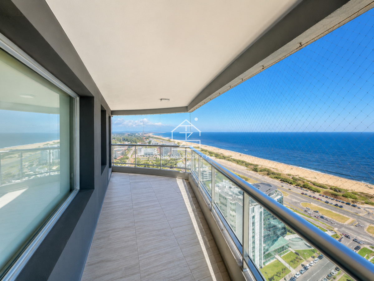 Espectacular Penthouse Duplex con 4 Dormitorios + Dependencia y Terraza con Parrillero, en torre premium de Playa Brava, Punta del Este · Foto 8