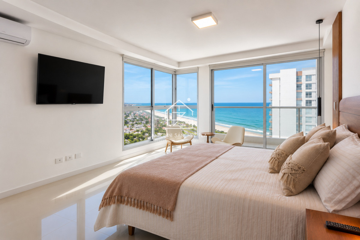 Espectacular Penthouse Duplex con 4 Dormitorios + Dependencia y Terraza con Parrillero, en torre premium de Playa Brava, Punta del Este · Foto 7