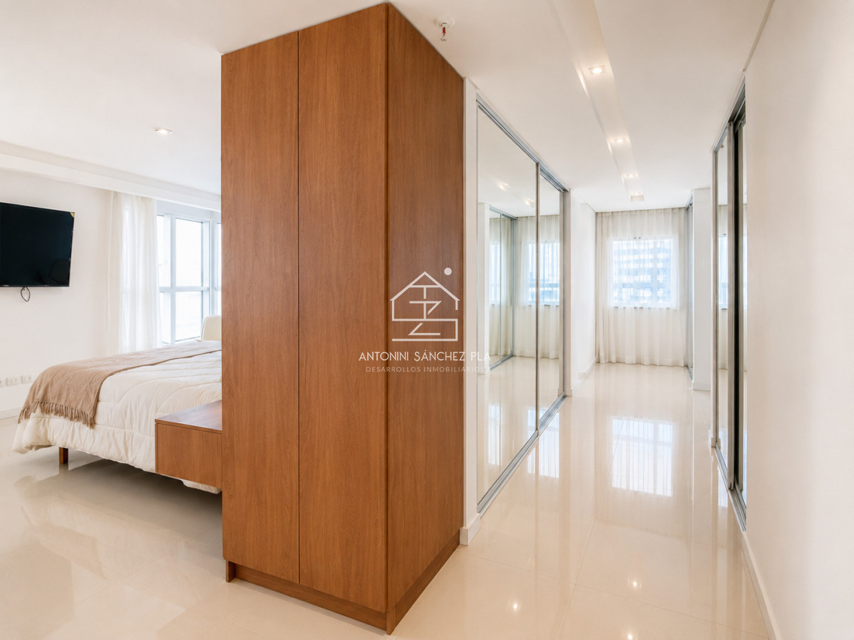 Espectacular Penthouse Duplex con 4 Dormitorios + Dependencia y Terraza con Parrillero, en torre premium de Playa Brava, Punta del Este · Foto 10