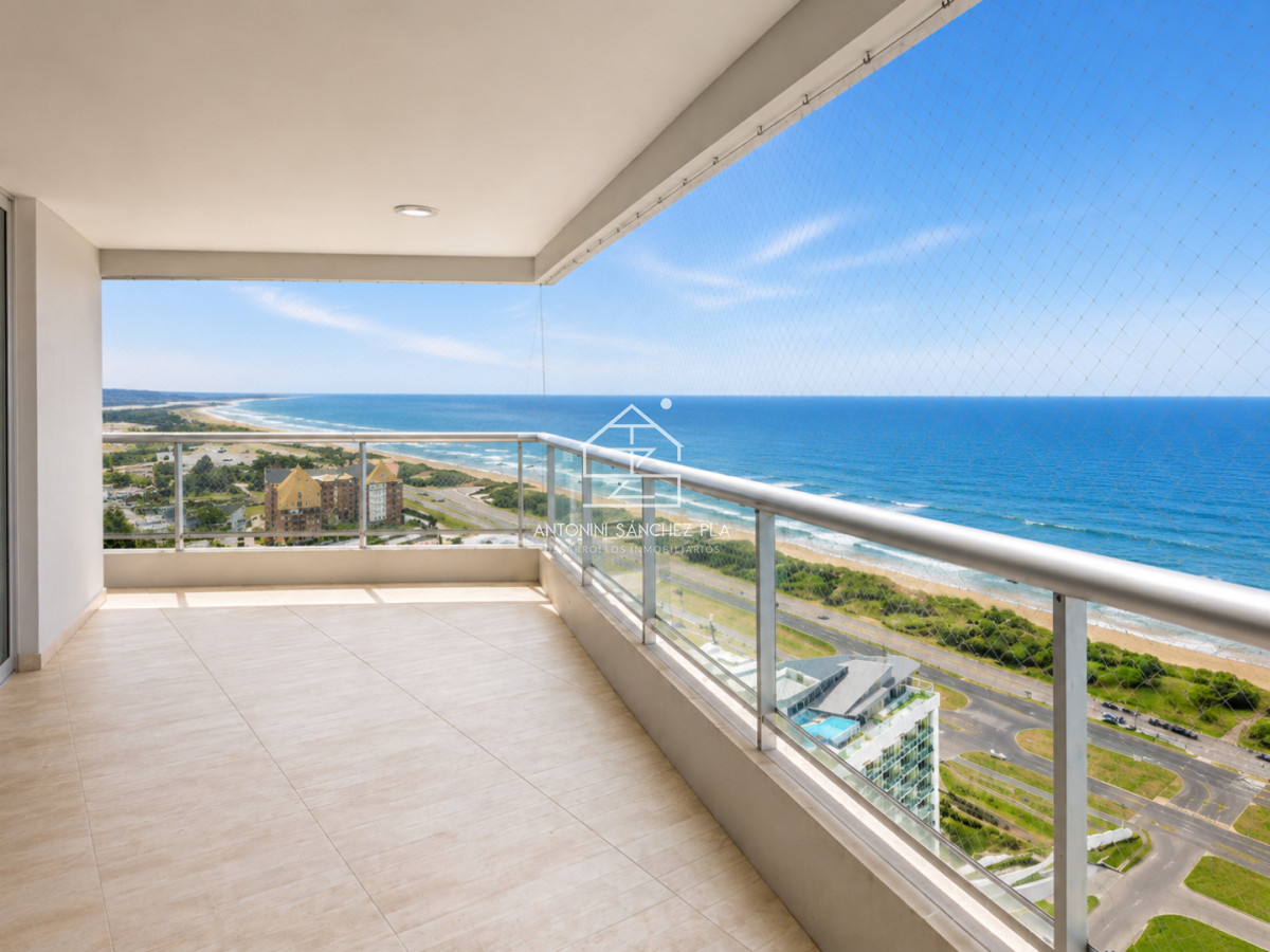 Espectacular Penthouse Duplex con 4 Dormitorios + Dependencia y Terraza con Parrillero, en torre premium de Playa Brava, Punta del Este · Foto 3