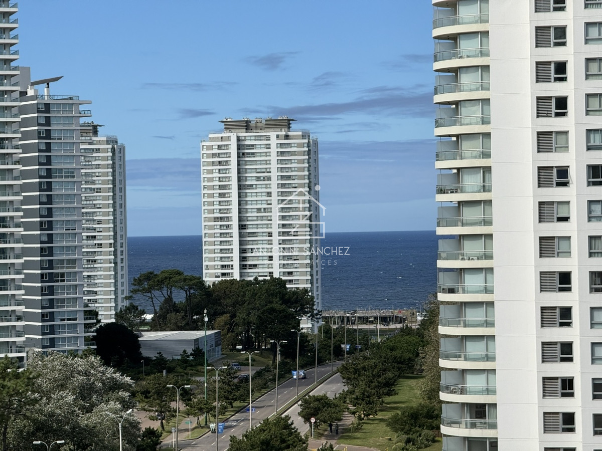 Hermoso apartamento en Av. Roosevelt - Punta del Este.