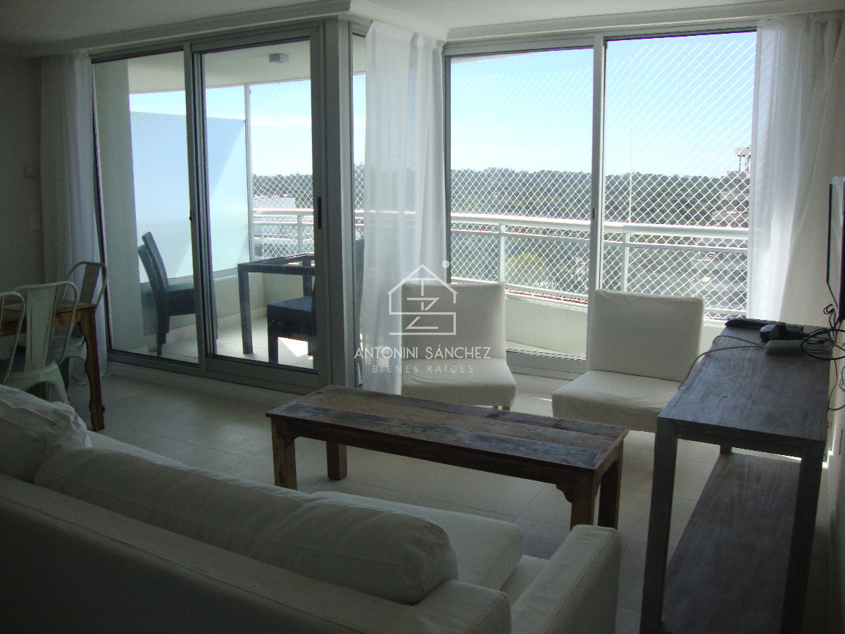 APARTAMENTO EN TORRE CON TODOS LOS SERVICIOS. A METROS DE PLAYA BRAVA.