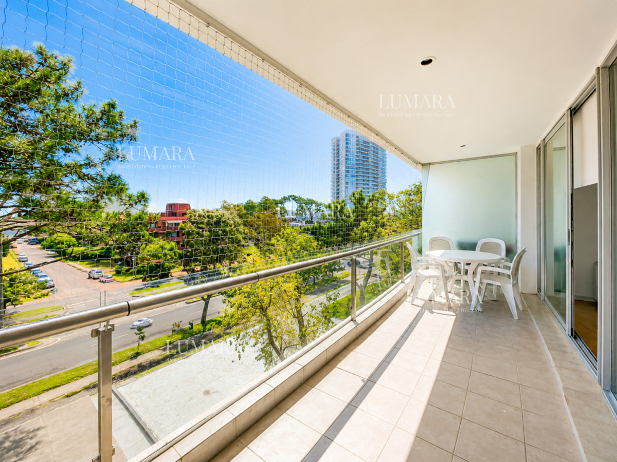 Moderno Apartamento de 2 Dormitorios sobre Roosevelt, a pasos de Playa Brava, en Alquiler Anual · Foto 3