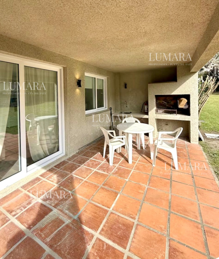 Alquiler anual o invernal de apartamento duplex con parrillero propio en Rincón del Indio · Foto 2