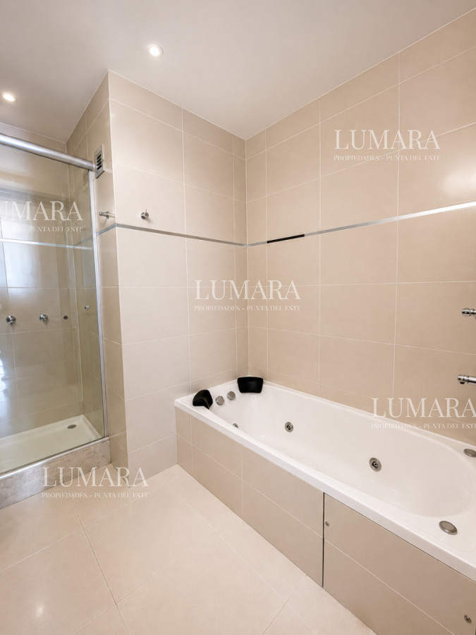 Apartamento de 2 Dormitorios a metros del mar y torre moderna, playa Mansa, Punta del Este · Foto 12