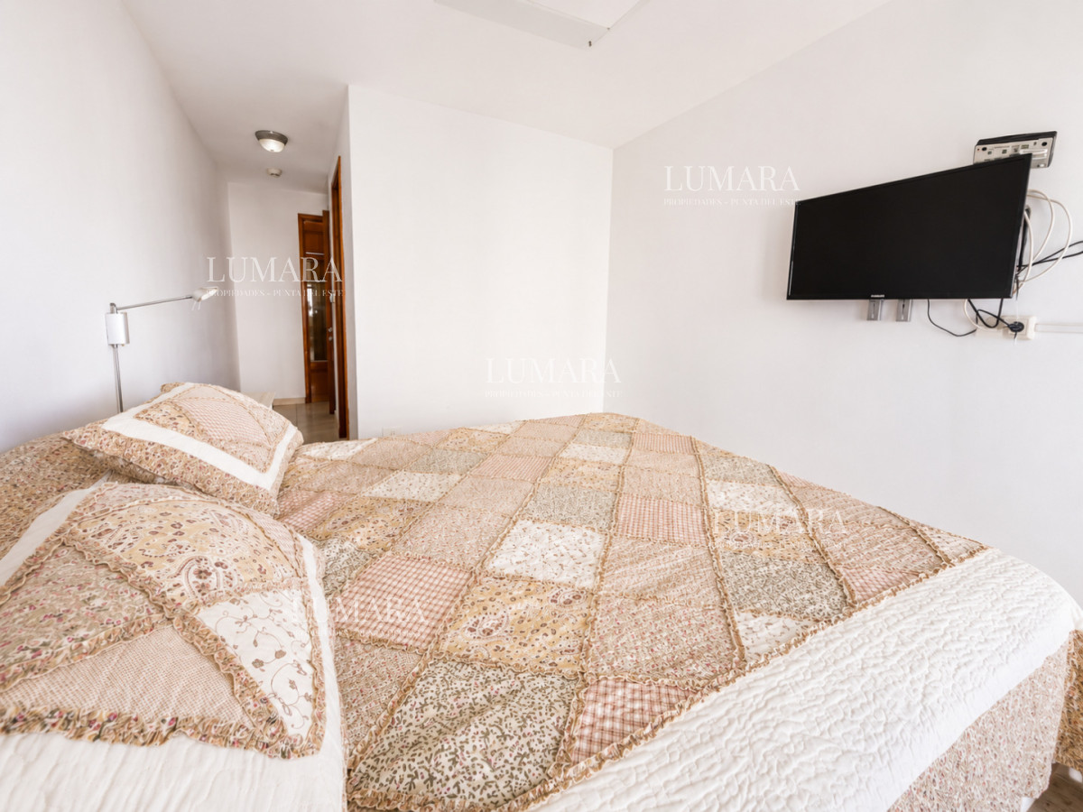 Apartamento de 2 Dormitorios a metros del mar y torre moderna, playa Mansa, Punta del Este · Foto 10