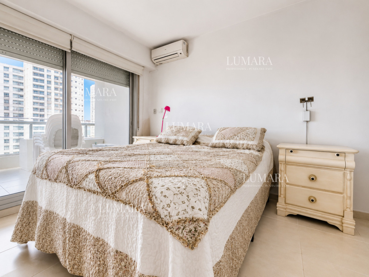 Apartamento de 2 Dormitorios a metros del mar y torre moderna, playa Mansa, Punta del Este · Foto 9