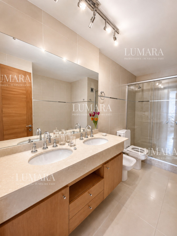 Apartamento de 2 Dormitorios a metros del mar y torre moderna, playa Mansa, Punta del Este · Foto 11