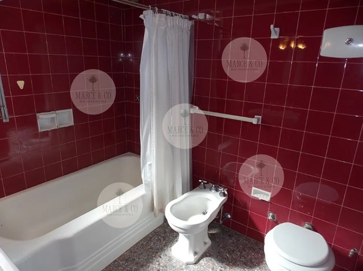 Alquiler Anual Excelente Casa de 4 Dormitorios con Piscina en Playa Mansa · Foto 9