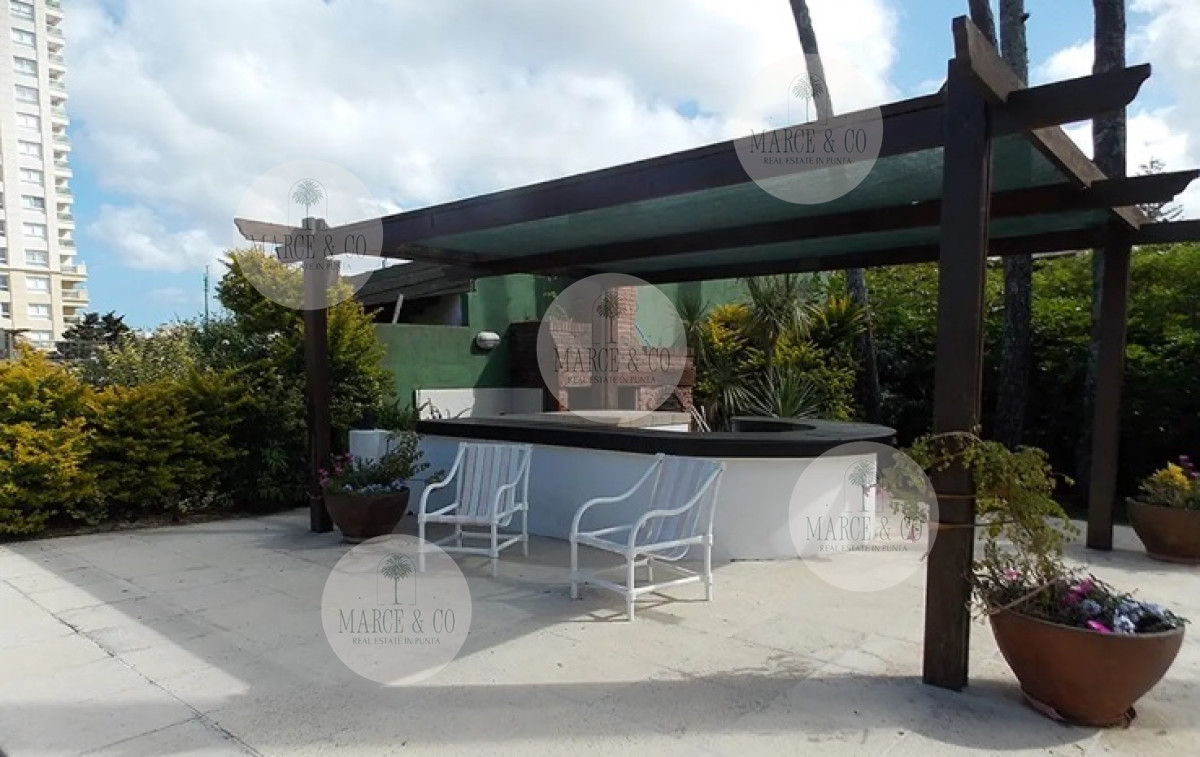 Alquiler Anual Excelente Casa de 4 Dormitorios con Piscina en Playa Mansa · Foto 3