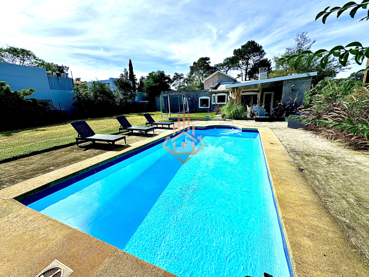 Casa en alquiler Anual 4 dormitorios, en Zona de Colegios, con psicina.