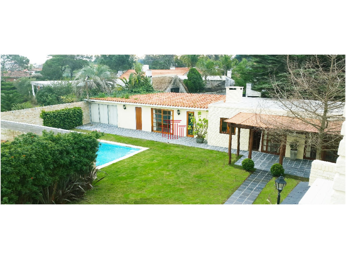Ubicación Privilegiada: Playa Mansa, Punta del Este, excelente residencia en venta